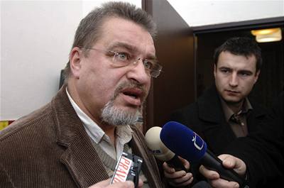 Poslanec Even Snítilý hovoí s novinái ped zahájením mimoádné konference SSD v Náchod, kde bylo na programu hlasování o jeho vylouení ze strany.