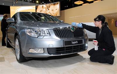 Nový model vozu koda Superb v pedveer jeho oficiálního pedstavení na enevském autosalonu. 