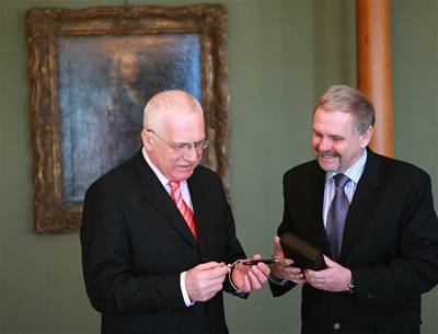 Prezident Václav Klaus pebírá od editele Koh-i-nooru milionovou psací potebu.