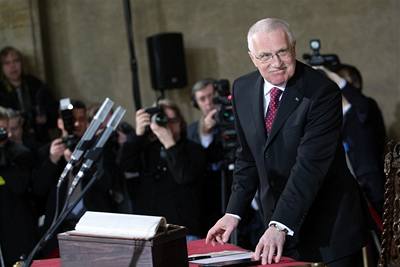 Václav Klaus podepisuje prezidentský slib.