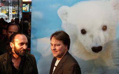 Filmová premiéra. Reisér Michael Johnson (vpravo) a Knutv peovatel Thomas Dörflein v nedli pedstavili v Berlín snímek Knut a jeho pátelé, který vera oficiáln piel do nmeckých kin. 
