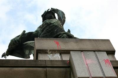 Poniený podstavec pomníku Osvobození na Moravském námstí v Brn.