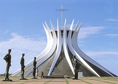 Katedrála. Její stavba se protáhla na deset let, dokonena byla roku 1970. (Brazílie, Oscar Niemeyer))