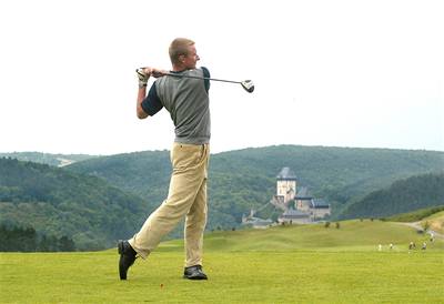 Nechcete za hru golfu zaplatit majlant? Místo o víkendu hrajte v pracovní dny, veer nebo v jiných mén atraktivních hodinách. 