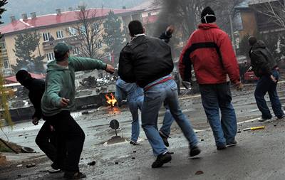 Srbská mláde s kameny v ruce