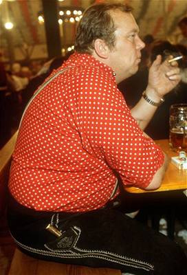 Letos naposledy. Návtvník mnichovského Oktoberfestu si u piva vychutnává cigaretu.