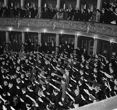 Hajlující umlci v listopadu 1940 pi pedstavení Prodané nevsty v Národním divadle v Praze