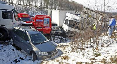 Historicky nejvtí hromadná nehoda na eských silnicích se stala 20. bezna na 100. km D1 nedaleko obce Skorkov na Jihlavsku. Více ne stovka osobních a nákladních vozidel do sebe ponaráela v prudké a husté snhové pehánce. 