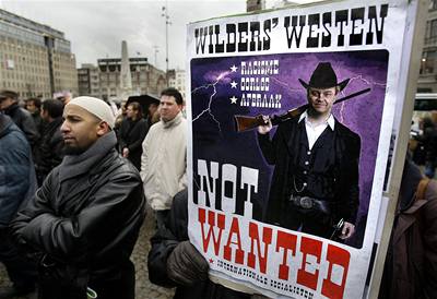 Snímek z protirasistické demontrace v Amsterodamu. Protest proti Geertu Wildersovi.