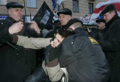 Bloruská policie zbila a zatkla desítky opoziních demonstrant.
