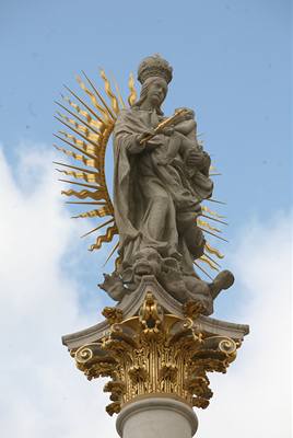 Kopie a originál - dnes na Brno shlíí z morového sloupu kopie sochy Panny Marie, originál, který se pi snímání zlomil v kolenou, je po oprav ve skladiti. 