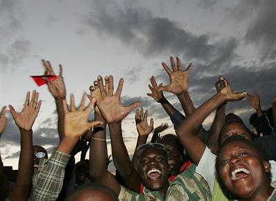 Píznivci dosavadní opozice zimbabwského prezidenta Mugabeho se radují z volebního vítzství.