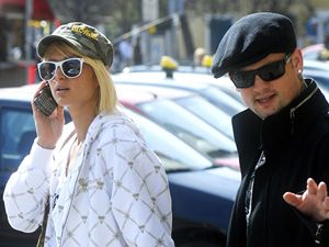 Paris Hilton se svým přítelem Benjim Maddenem se prochází Prahou.