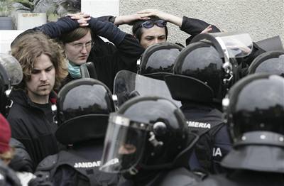 Aktivisté v Bukureti protestují proti NATO. Mezi vyslýchanými jsou i ei.