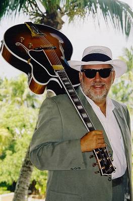 Nejlepí bluesový kytarista podle poroty prestiních hudebních cen W. C. Handy Awards Duke Robillard.
