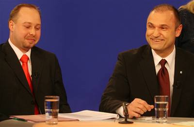 Ministr vnitra Ivan Langer (vpravo) a bezpenostní expert SSD Jeroným Tejc v poadu Otázky Václava Moravce