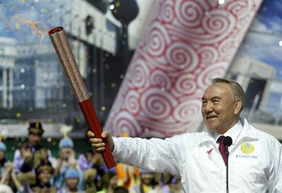 Také kazaský prezident Nursultan Nazarbajev se zapojil do probíhající olympijské tafety. 