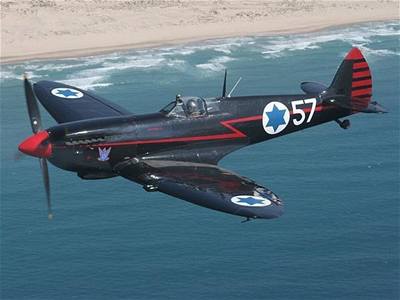Legendární "erný Spitfire" izraelského prezidenta Ezera Weizmana. Létat se na nm uil v eských Budjovicích.