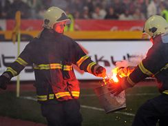 Hasii v akci na strahovskm stadionu, kde se hrlo prask fotbalov derby Slavia - Sparta.