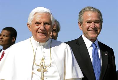 Papee Benedikta XVI. v USA pivítal George Bush.