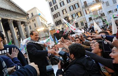 Berlusconi se zdraví s píznivci na námstí Piazza del Pantheon v ím.