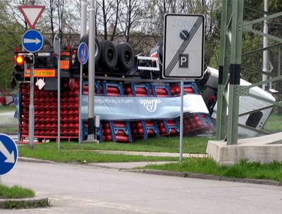 Kamion peváející bomby vodíku havaroval v Ostrav.