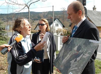 Marie Daková z obce Nové Heminovy (vlevo) hovoí s ministrem zemdlství Petrem Gandaloviem, který 11. dubna vesnici na Bruntálsku navtívil, aby její obyvatele seznámil s plánem na vybudování protipovodové pehrady.