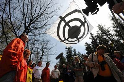 Aktivisté Greenpeace protestují proti výstavb amerického radaru v Brdech