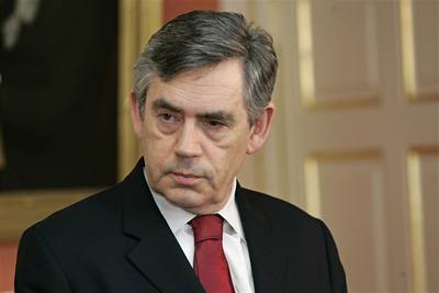 Zklamaný britský premiér Gordon Brown reaguje na výsledky krajských voleb.