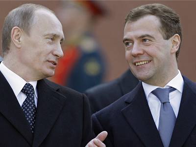Ruský premiér Vladimír Putin a prezident Dmitrij Medvedv.