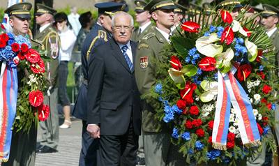 Václav Klaus poloil vnce k pomníku eskoslovenských legioná.