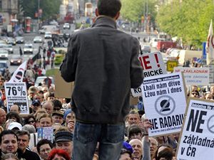 Zstupci iniciativy Ne zkladnm mimo jin vyzvali astnky k podpoe aktivist hnut Greenpeace, kte u tden pobvaj na mst v Brdech, kde by zkladna mla stt. 