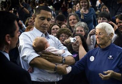 Obama se po sérii primárek opírá v jednotlivých státech o minimáln 1849 delegát, Clintonová o 1697