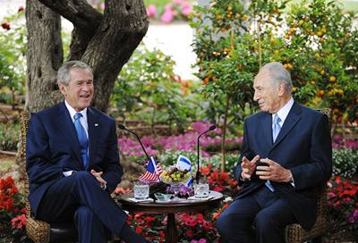 George Bush s izraelským prezidentem imonem Peresem.