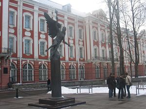 Petrohradsk univerzita. Nejslavnjm studentem zde byl vedle Vladimra Putina Vladimr Lenin.