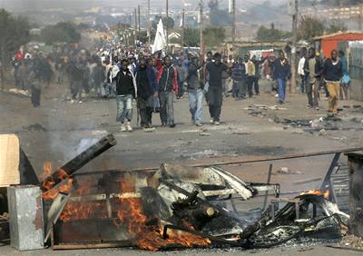 Jihoafrická policie stelbou rozhánla davy útoící na cizince.