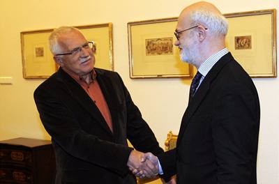 Prezident Václav Klaus se 23. kvtna v Praze setkal se srbským velvyslancem Vladimirem Vereem (vpravo) ped jeho plánovaným odjezdem z Prahy. 