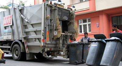 Policisté provují místa, odkud se sváel na tídící linku odpad. Ilustraní foto.