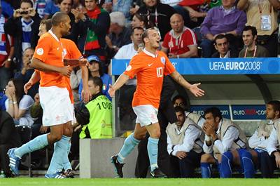 Wesley Sneijder oslavuje svj gól na 2:0 vstelený do italské sít