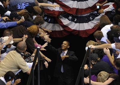 Barack Obama se raduje z vítzství.