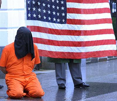 Demonstrant si oblékl vzeskou uniformu z Guantanáma a protestoval za práva tamních vz ped dvma roky. Nyní Nejvyí americký soud piznal vzm právo, obrátit se na soud civilní.