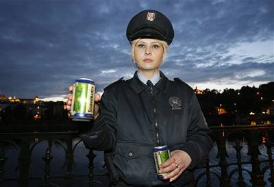 Pratí dopravní policisté kontrolovali idie a v rámci akce nazvané Alkohol za volant nepatí jim rozdávali nealkoholické pivo. 