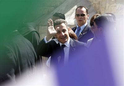 Nicolas Sarkozy se louil na letiti v Tel Avivu. V jeho blízkosti se zastelil izraelský voják.