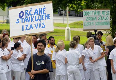 Lékai a zdravotnický personál stávkují proti vládním reformám ped ostravskou fakultní nemocnicí. 