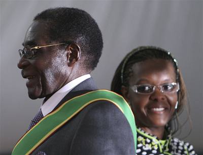 Prezident Zimbabwe Robert Mugabe pi inauguraci (2008).