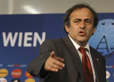 Platini se zaíná zlobit. 