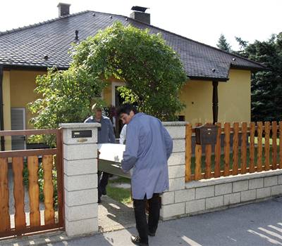 Pracovníci pohebního ústavu vynáení rakev z domu ve Strasshofu s jednou z obtí.