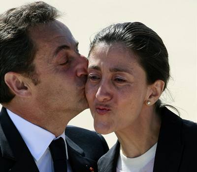 Vítejte ve Francii! Betancourtová se na letiti v Paíi vítá s prezidentem Sarkozym.