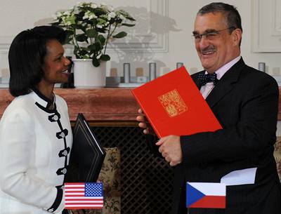 Americká ministryn zahranií Condoleezza Riceová a její eský protjek Karel Schwarzenberg po podpisu smlouvy o výstavb radaru.