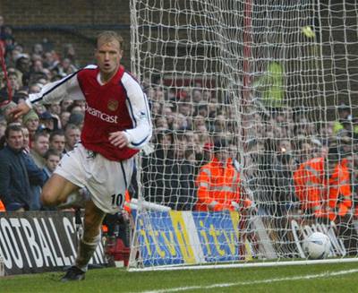 Denis Bergkamp oslavuje vstelení gólu Liverpoolu v Anglickém poháru.
